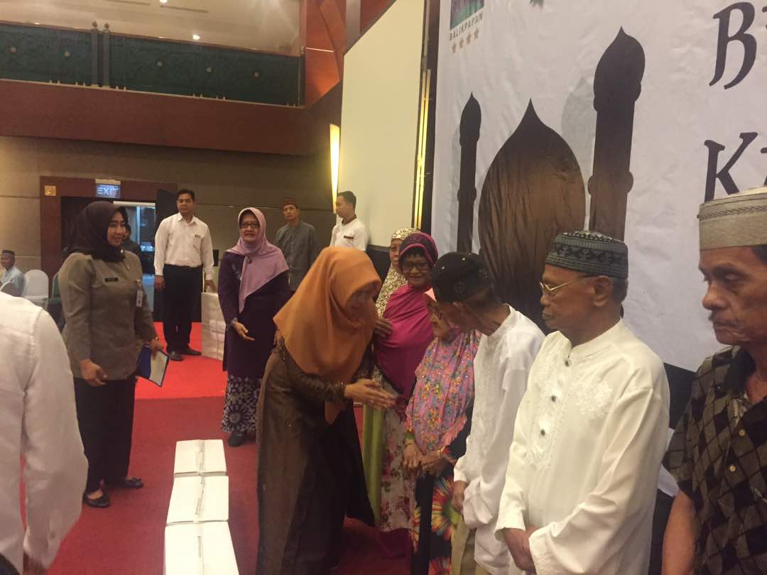 Gandeng Blue Sky Hotel, TP PKK Kota Balikpapan Berbagi Kebahagiaan Bersama 102 Lansia